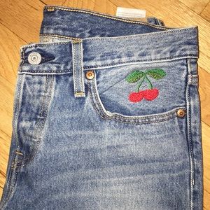 NWOT Cropped Levi Faded Jeans with 🍒 embroidery